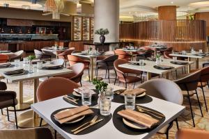 Reštaurácia alebo iné gastronomické zariadenie v ubytovaní The Westin Warsaw