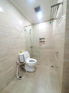 Een badkamer bij House in surakarta