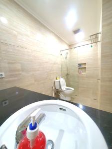 Een badkamer bij House in surakarta