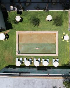 una vista aérea de una pista de tenis en el césped en Hotel Hércules en Querétaro