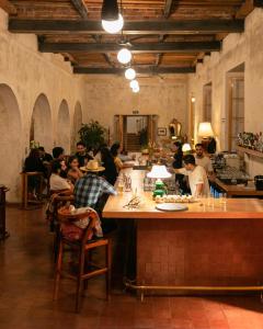 克雷塔羅的住宿－Hotel Hércules，一群人坐在餐厅酒吧里