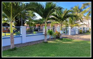 邦勞的住宿－保和想像公寓，院子内种有棕榈树的白色围栏