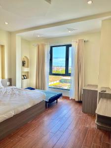 1 dormitorio con cama grande y ventana grande en Khách sạn Sinh Hiền en Liên Trì (4)