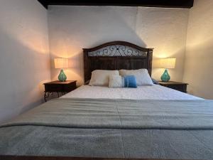 ein Schlafzimmer mit einem großen Bett mit zwei Lampen in der Unterkunft Bajamar-Campo de Golf frente al mar in Ensenada