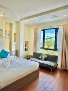 Un dormitorio con una cama grande y una ventana en Khách sạn Sinh Hiền en Liên Trì (4)