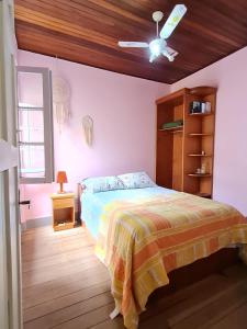 um quarto com uma cama e um tecto em Tao Station 752 em Porto Alegre