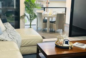 U2 at Moana Beach Esplanade - Exclusive 2 Bdrm Apt - WiFi - Spa - Pet Friendly的休息区