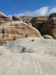 twee mensen die op een rotsformatie staan bij Dana local life Eco Lodge in Dana