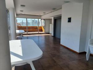 een lege kamer met een witte bank en een tafel bij 2 amb,palermo,centrico,pileta,sum,nuevo,luminoso,climatizado,excelente in Buenos Aires