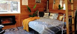 Postel nebo postele na pokoji v ubytování Tree House 4 Two