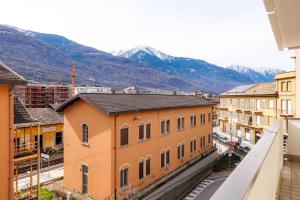uitzicht op een stad met bergen op de achtergrond bij Revo Apartments - Quadrifoglio in Sondrio