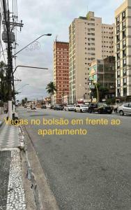 a picture of a city street with buildings at Kitnet - São Vicente - Itararé in São Vicente