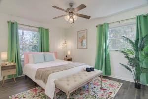 um quarto com uma cama com cortinas verdes e uma ventoinha em 15mins AU & Golf: 4bd - Eclectic - BBQ Grill - Alluring Stay em Augusta