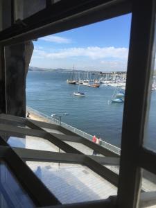 een uitzicht vanuit een raam van een haven met boten bij Mayflower Apartments, Royal William Yard in Plymouth