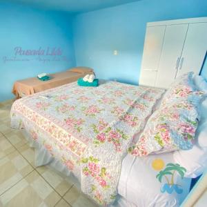- une chambre avec un lit doté d'une couette dans l'établissement Pousada Lilás, à Angra dos Reis