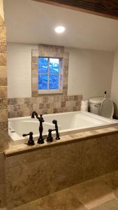 Koupelna v ubytování Morrison Colorado Mountain Getaway - Red Rocks