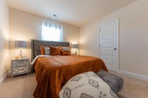una camera da letto con un letto grande e una finestra di Luxury Bedroom with Private Bath a Hampton