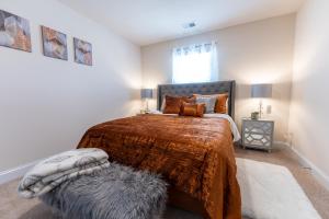 een slaapkamer met een groot bed en een raam bij Luxury Bedroom with Private Bath near Atlanta Airport in Hampton
