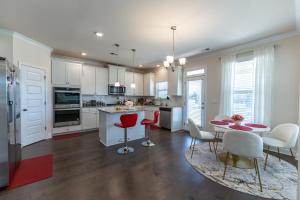 Cucina o angolo cottura di Luxury Bedroom with Private Bath