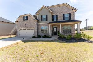 una grande casa in mattoni con garage di Luxury Bedroom with Private Bath a Hampton