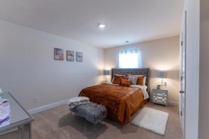 een slaapkamer met een groot bed en een raam bij Luxury Bedroom with Private Bath near Atlanta Airport in Hampton
