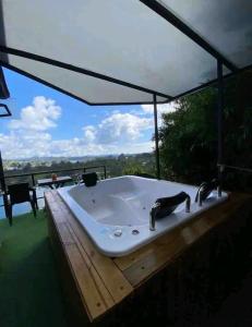 bañera con 2 grifos en la cubierta en Suite Gold Rocks Glamping en El Peñol