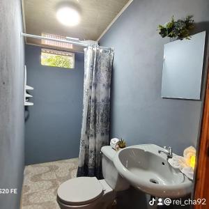 een badkamer met een toilet en een wastafel bij Villas el Reencuentro in Monterrey