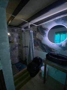 ein Bad mit einer Dusche, einem Spiegel und einem Waschbecken in der Unterkunft MARIBAO in Playas