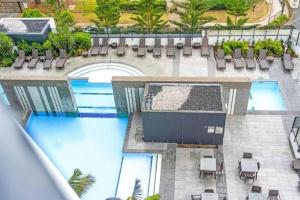 una vista aérea de una piscina en un complejo en Oracle resort apartment, en Gold Coast