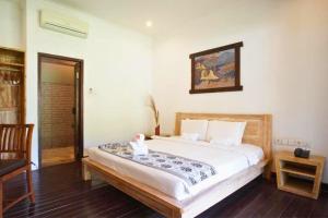 1 dormitorio con 1 cama blanca grande en una habitación en Sidesratra 1 BR Classic Superior NE56 en Gili Air