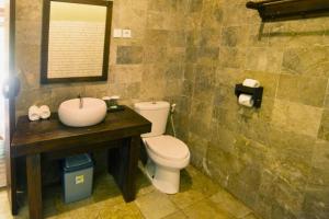 a bathroom with a toilet and a sink at Sidesratra 1 BR Classic Superior NE56 in Gili Air
