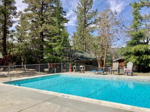 Kolam renang di atau dekat dengan Lonepine Lakeside Resort Retreat by Big Bear Vacations