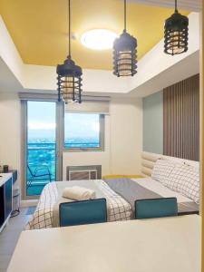 1 dormitorio con 2 camas y ventana grande en Happy Modern Studio in Azure en Lagundi