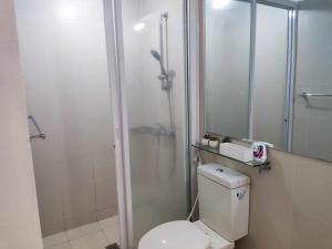 baño con ducha y aseo blanco en Happy Modern Studio in Azure, en Lagundi
