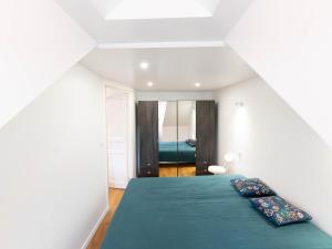 - une chambre avec un lit et une couverture verte dans l'établissement Appartement Le Palais, 2 pièces, 4 personnes - FR-1-418-253, au Palais