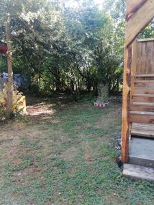 un patio con una valla de madera y árboles en Cisnes del tolten, en Freire