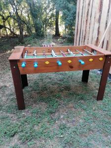 una mesa de madera con un juego. en Cisnes del tolten, en Freire