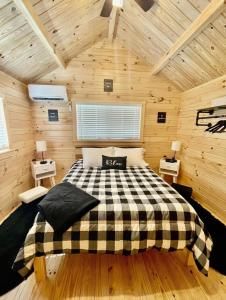 Säng eller sängar i ett rum på Pond View Cabin near Ark Encounter with Loft