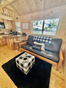 uma sala de estar com um sofá de couro numa cabina em Pond View Cabin near Ark Encounter with Loft em Dry Ridge