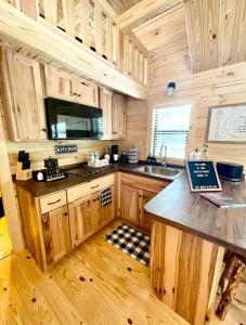 uma cozinha com armários de madeira e uma bancada em Pond View Cabin near Ark Encounter with Loft em Dry Ridge