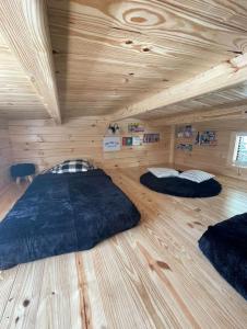 Duas camas num quarto com tecto em madeira em Pond View Cabin near Ark Encounter with Loft em Dry Ridge