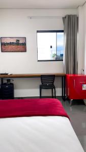 - une chambre avec un lit, un bureau et une fenêtre dans l'établissement Cubo Hotel, à Rio Branco