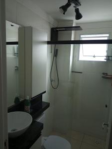 ein Bad mit einer Glasdusche und einem Waschbecken in der Unterkunft AP do Brian in São João del Rei