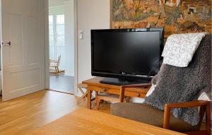 sala de estar con TV de pantalla plana grande en Gorgeous Home In Brsarp With Wifi, en Brösarp