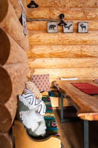 Habitación con pared de madera y mesa de madera. en Green Cottage, en Râșnov