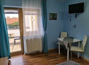 a room with a table and a window and a table and chairs at Hotel Neue Krone in Markt Erlbach