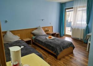 Säng eller sängar i ett rum på Hotel Neue Krone