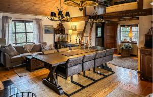 una sala de estar con una gran mesa de madera. en Cozy Home In Fjrs With House Sea View, en Fjärås