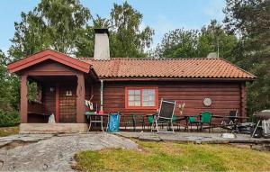 una cabaña con mesa y sillas frente a ella en Cozy Home In Fjrs With House Sea View, en Fjärås