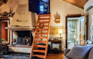 escalera de madera en una sala de estar con chimenea en Cozy Home In Fjrs With House Sea View, en Fjärås